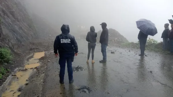 Carretera bloqueada por piedras y lodo debido a deslaves por la tormenta Boris en Hidalgo.