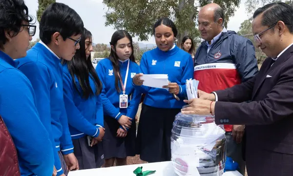 El secretario de Educación Pública de Hidalgo, Natividad Castrejón Valdez, junto a directivos del CECyTEH durante el anuncio de la nueva oferta educativa 2026-2027. Foto: Cortesía SEPH