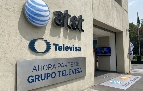 Logotipos de Televisa y AT&T sobre un fondo de telecomunicaciones