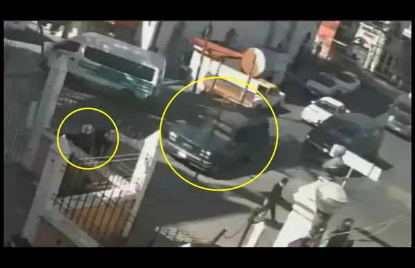 El conductor de una camioneta impactó de frente al abuelito, quien se encontraba vendiendo nueces afuera de La Iglesia de la asunción en el centro de Pachuca.