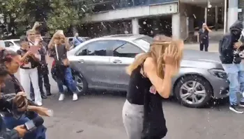 #LadyRacista es agredida tras salir de audiencia