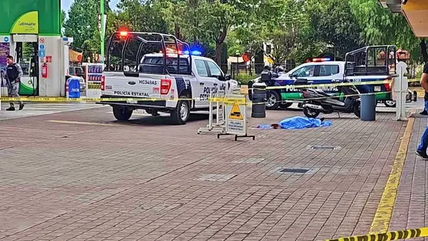 Hombre de 67 años pierde la vida al ser arrollado por su propia camioneta en una estación de servicio del bulevar Bicentenario, Hidalgo.