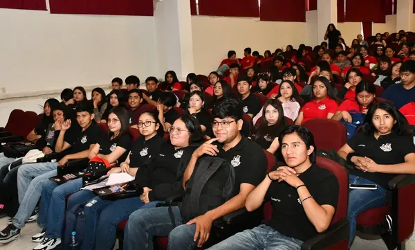 Alumnos de la Universidad Tecnológica del Valle del Mezquital durante la inauguración de la Primera Jornada Académica de Contaduría 2026, orientada al éxito empresarial y las finanzas.
