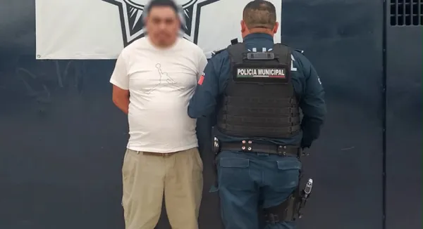 Elementos de la policía de Pachuca durante una operación de acompañamiento en compraventa de vehículo en Plaza Galerías