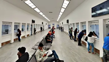 Fila de automóviles en módulo de atención vehicular de Hidalgo.