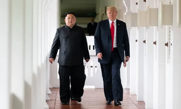 Donald Trump camina con el líder norcoreano Kim Jong Un durante una reunión que sostuvieron el 12 de junio de 2018, durante el primer mandato del presidente estadounidense. Foto: Facebook/The Trump White House Archived