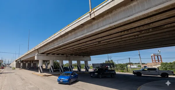 Personal de la SICT Hidalgo realiza labores de mantenimiento permanente en el Puente Tuzos para garantizar la seguridad estructural en la vía Pachuca–Ciudad Sahagún. Foto: Google Maps
