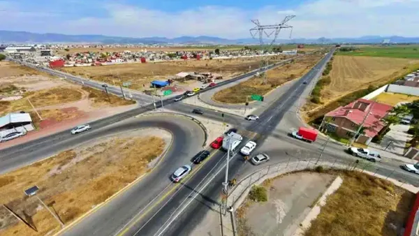 Automóviles en tráfico pesado durante obras viales en el Boulevard Las Torres de Pachuca.
