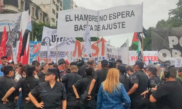 Manifestantes debieron resguardarse ante el despliegue de gases lacrimógenos y camiones hidrantes durante las protestas de este jueves en Argentina, contra la ley de tierras de Javier Milei.
