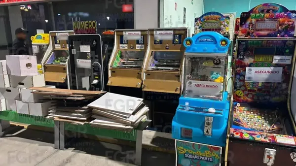 Máquinas tragamonedas aseguradas por la FGR en una plaza comercial de Pachuca