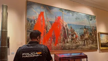 Activistas arrojan pintura roja sobre cuadro de Colón en el Museo Naval de Madrid durante el 12 de octubre.