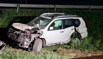 Camioneta accidentada a la orilla de la autopista México-Pachuca por falta de señalamientos en obras.