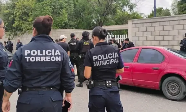 Elementos de seguridad y peritos resguardan las instalaciones de la Escuela Secundaria 13 en Torreón, Coahuila, tras el ataque registrado este jueves 1 de octubre.