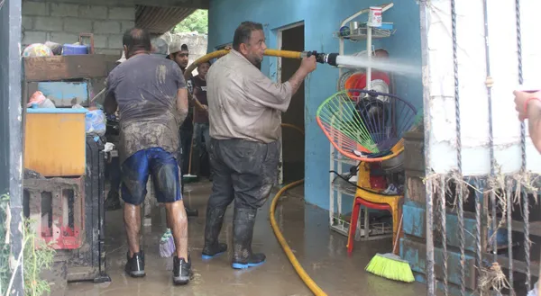 El alcalde de Coatzintla, César Ulises García Vázquez, salió a limpiar casas dañadas por la inundación en Veracruz.