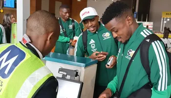 Los integrantes de la Selección de Sudáfrica abordaron el vuelo chárter en Johannesburgo rumbo a México, en medio de un escándalo administrativo que dejó varado a su entrenador asistente. Foto: Facebook South African Football Association