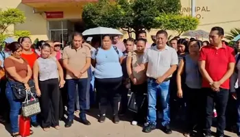 El alcalde Jorge Alberto Hernández Cortés y funcionarios municipales de Huautla no pudieron ingresar a sus oficinas este jueves debido al cerco de los manifestantes.