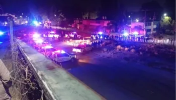 Agentes de la Fiscalía del Estado de México y fuerzas de seguridad de Hidalgo resguardan los accesos a la planta cementera de Cruz Azul tras la ejecución de una orden judicial de restitución. Foto: Especial