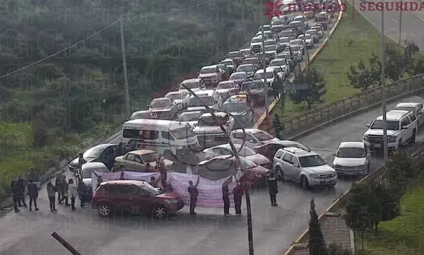 Vecinos de la colonia Javier Rojo Gómez mantuvieron por casi dos horas en la intersección de los bulevares Colosio y Minero, en Pachuca, para exigir se terminen las obras que han causado daños a sus viviendas. Foto: SSPH