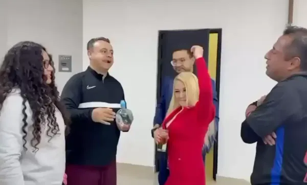 Manuel García Guzmán, titular de la Unidad Antisecuestros en Hidalgo, es investigado por la PGJEH tras ser captado en video durante una presunta fiesta con alcohol dentro de las oficinas de la corporación. Foto: Video/Redes Sociales
