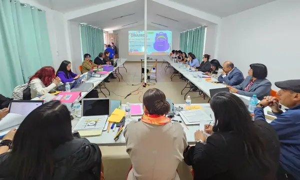 Autoridades educativas federales y estatales durante el Taller Intensivo para Personal Docente "Estar siendo en comunidad de aprendizaje", celebrado en la Telesecundaria No. 72 de Zapotlán de Juárez. Foto: SEPH