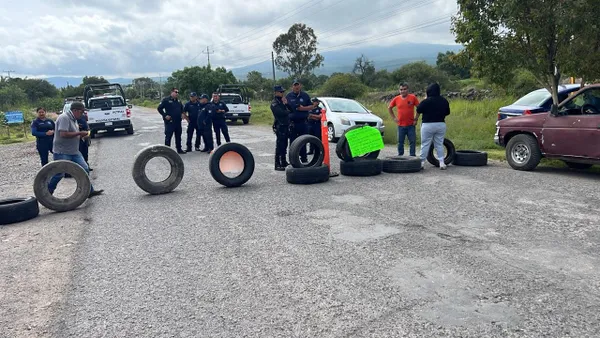 Pobladores de San José Atlantes, en Huicahapan, salieron para bloquear la carretera y exigir su reparación.