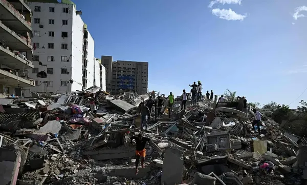 Equipos de emergencia e integrantes de los cuerpos de seguridad intensifican la búsqueda de sobrevivientes atrapados bajo los escombros tras el sismo de magnitud 7.5 en Venezuela. Foto: Tomada de Voces sin Filtro