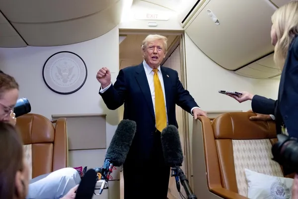 Donald Trump durante un evento oficial relacionado con el nuevo Air Force One