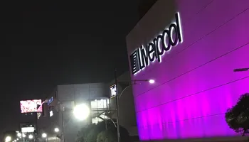 Personas comprando pantallas y tecnología en Liverpool durante la Venta Nocturna 2026.