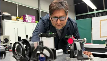 El Dr. Noel Iván Toto Arellano (UTEC) es reconocido mundialmente por su contribución a la fotónica y la investigación de materiales en colaboración con instituciones de México y Japón. Foto: Cortesía