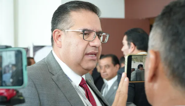 Jorge Valverde Islas, titular de la ASEH, durante entrevista sobre la entrega-recepción municipal