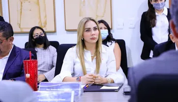 Jessica Blancas Hidalgo, quien fue secretaria de Finanzas en el gobierno de Omar Fayad, es inhabilitada por la actual Contraloría del Estado por invertir 863 millones de pesos en el Banco Accendo.