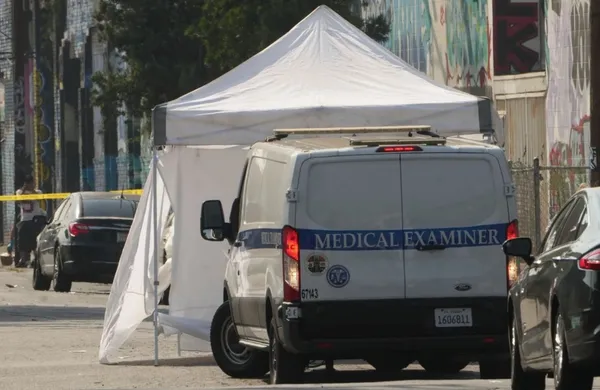 Cinta de precaución de la policía de Los Ángeles en una calle durante una investigación de tiroteo.