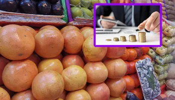 Frutas en un mercado con una imagen sobrepuesta de una mano apilando monedas, representando la economía ajustada en Hidalgo y el gasto en productos básicos.