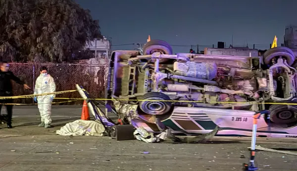 Destrozos y revisión de la colectiva accidentada en Pachuca por operar sin seguro obligatorio.