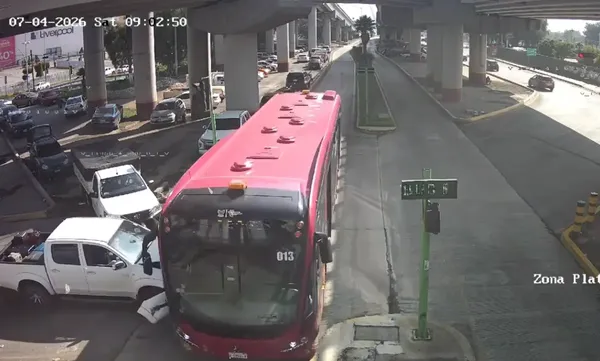 La unidad 13 del servicio T01 del Tuzobús resulto afectada tras el percance vial sobre el bulevar Felipe Ángeles, a la altura de Galerías Pachuca. Foto: Simath