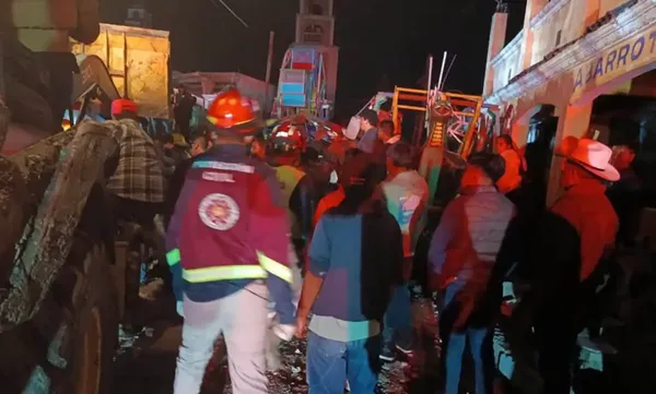 Equipos de emergencia, Protección Civil y corporaciones de seguridad laboran en los escombros de la iglesia de Santa María Canchesdá, en Temascalcingo, tras la explosión de una bodega de pirotecnia que dejó al menos 10 fallecidos. Foto: Ayuntamiento de Ixtlauaca