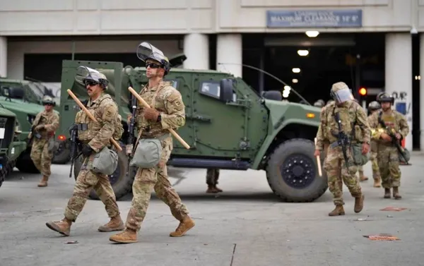 Elementos de la Guardia Nacional de Estados Unidos patrullan las calles de Los Ángeles con equipo táctico y vehículos militares durante las protestas contra la política migratoria.