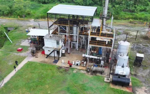 Terreno con estructuras industriales y maquinaria pesada en la carretera Coatzacoalcos–Villahermosa.