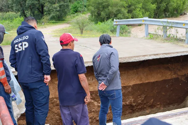 El alcalde de Huasca de Ocampo, Luis Felipe Lugo Salinas, acudió a la zona afectada donde parte del puente cayó hacia el río.