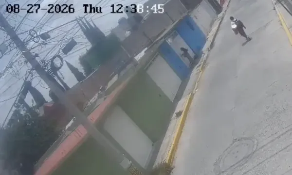 Una cámara de seguridad captó el momento en que un sujeto abordó e ingresó a la vivienda de una menor en la colonia Ampliación Santa Julia, Pachuca.