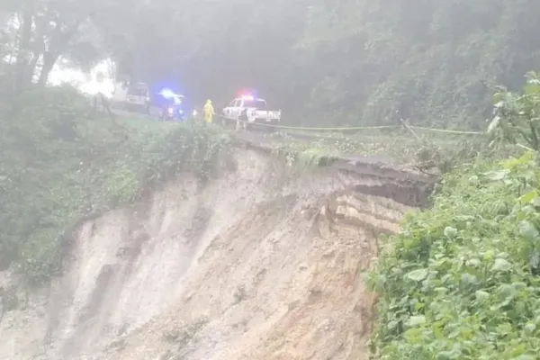 Un deslave en la carretera México–Tampico a la altura de Molango pone en riesgo la vía; autoridades evalúan terreno y emiten alerta vial.