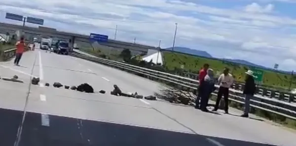 Campesinos mantienen bloqueado la autopista Arco Norte, cerca de la caseta de Calpulalpan. Exigen atiendan sus demandas.