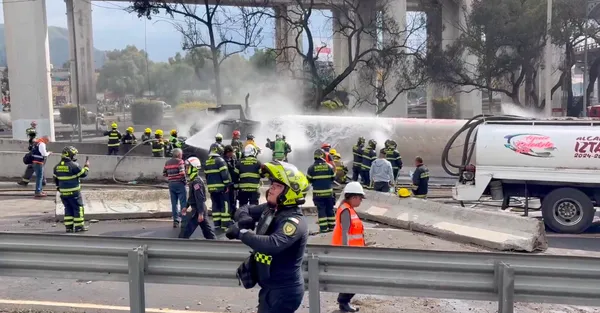 Una pipa cargada con 19 mil 500 litros de gas explotó el 10 de septiembre en la Calzada Ignacio Zaragoza, a la altura del Puente de la Concordia, en la alcaldía Iztapalapa, de la ciudad de México. Foto: Bomberos CDMX