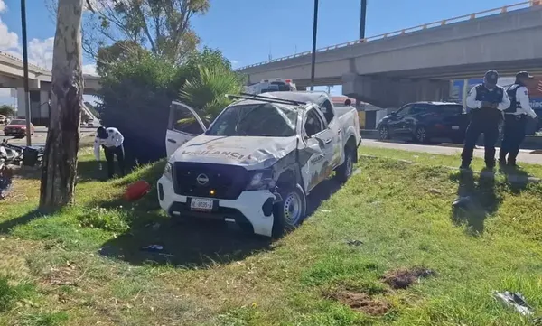 La camioneta Nissan Frontier del Simath quedó volcadas tras impactar contra un poste de alumbrado público sobre el carril del Tuzobús, cerca de las instalaciones de la Feria.