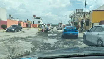 Baches profundos en vialidad principal de Mineral de la Reforma