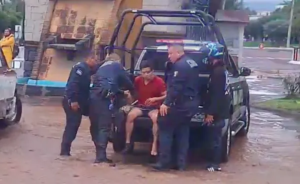 Una corriente de agua generada por la fuerte lluvia arrastró varias cuadras a un hombre que finalmente fue rescatado por elementos de la Policía Municipal de Tulancingo.