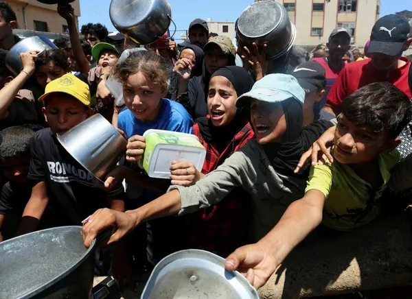 Decenas de muertos tras disparos cerca de punto de distribución de alimentos en Gaza; testigos denuncian ataque indiscriminado.