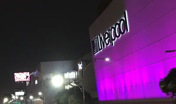 Personas comprando pantallas y tecnología en Liverpool durante la Venta Nocturna 2026.