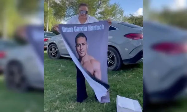 La funcionaria Sharon Macotela Cisneros mostró una cobija con el rostro de Omar García Harfuch para recomendar el consumo de Leche para el Bienestar en Hidalgo.