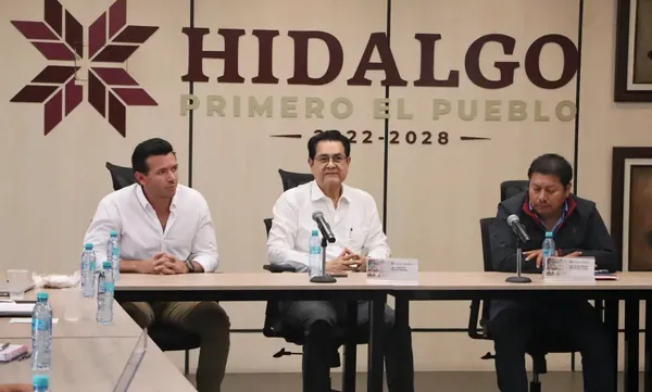 El secretario de Gobierno de Hidalgo, Guillermo Olivares Reyna, encabeza la mesa de diálogo con pobladores y comerciantes de Huautla sobre el programa Viviendas del Bienestar.